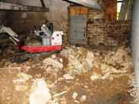 travaux de l'ancienne grange: terrassement à l'intérieur du bâtiment