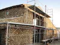 travaux de l'ancienne grange: le piquetage des murs extérieurs