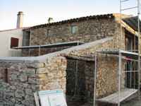 travaux de l'ancienne grange: le piquetage des murs extérieurs coté patio