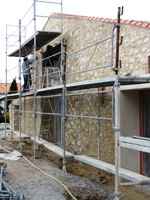 travaux de l'ancienne grange: l'enduit des murs en pierre apparente