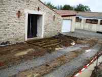 travaux de l'ancienne grange: préparation de la terrasse extérieure