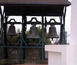 Location gîte de charme Vendée à Les Clouzeaux, les cloches de l'église sont posées au sol