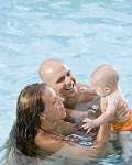 Location gîte de France Vendée avec bébé dans la piscine intérieure chauffée à l'année