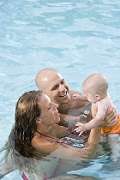 Location gîte de France Vendée avec bébé dans la piscine intérieure chauffée à l'année