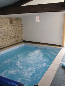 Location gîte piscine intérieure Vendée avec nage à contre courant et hydromassage