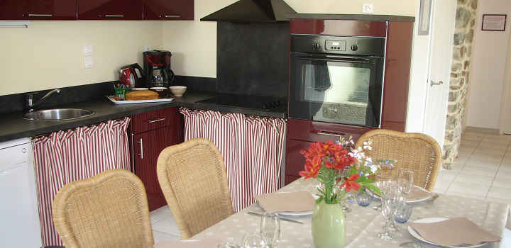 Vue de la cuisine et couloir de la location maison de vacances avec piscine en vendée