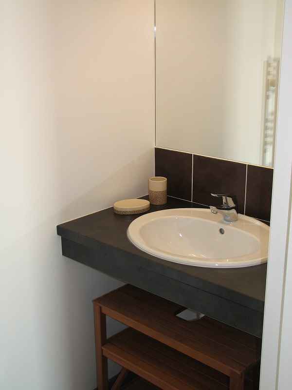 Lavabo de la salle d’eau privative de la chambre l’Afrique