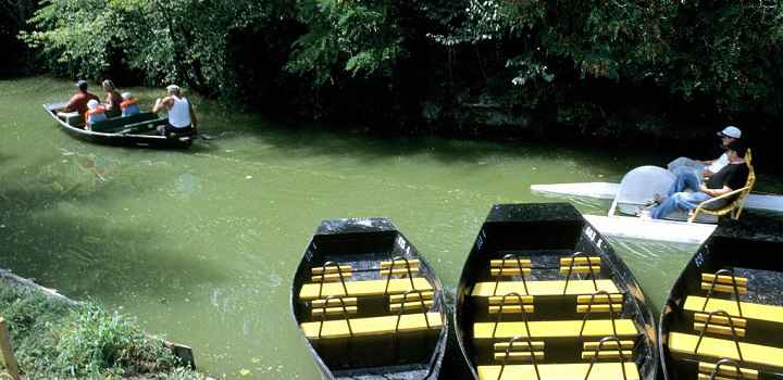 Location vacances en Vendée et tourisme détente en promenade en barque