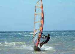 Location week end entre amis en Vendée: sortie en planche à voile