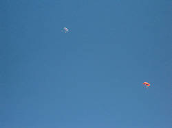 saut en parachute en vendée, c'est très haut dans le ciel