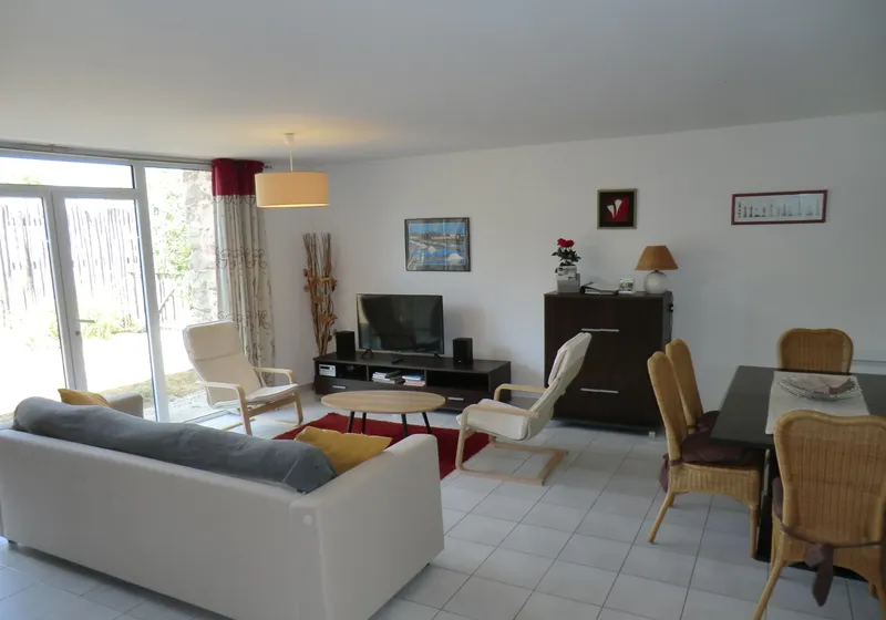 Configuration de la pièce de vie lumineuse et spacieuse d'un gîte en Vendée