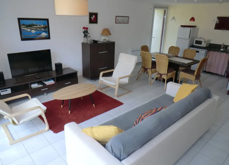 Pièce de vie spacieuse d'un gîte en Vendée avec piscine intérieure