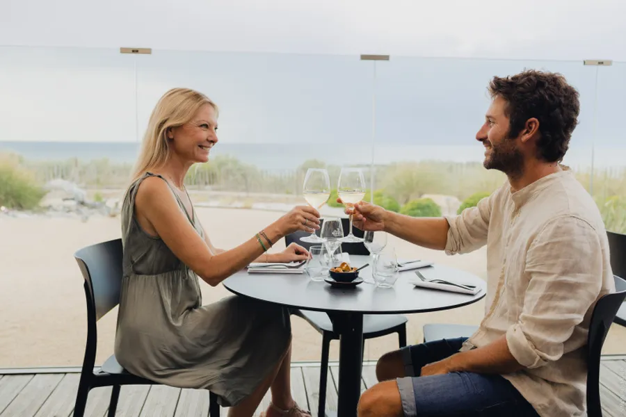 Escapade à deux au restaurant près du bord de mer