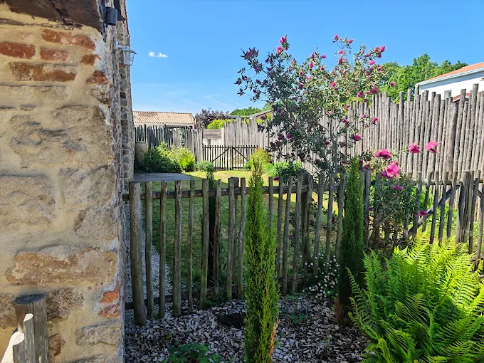 Jardin clos et paysager d'Abélia Gîte Vendée